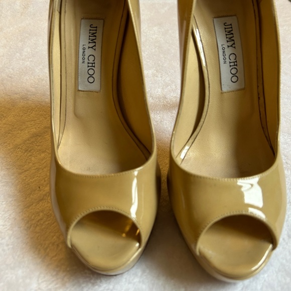 Jimmy Choo. Nude patent leather. Peep toe platform high heel. - Picture 1 of 4